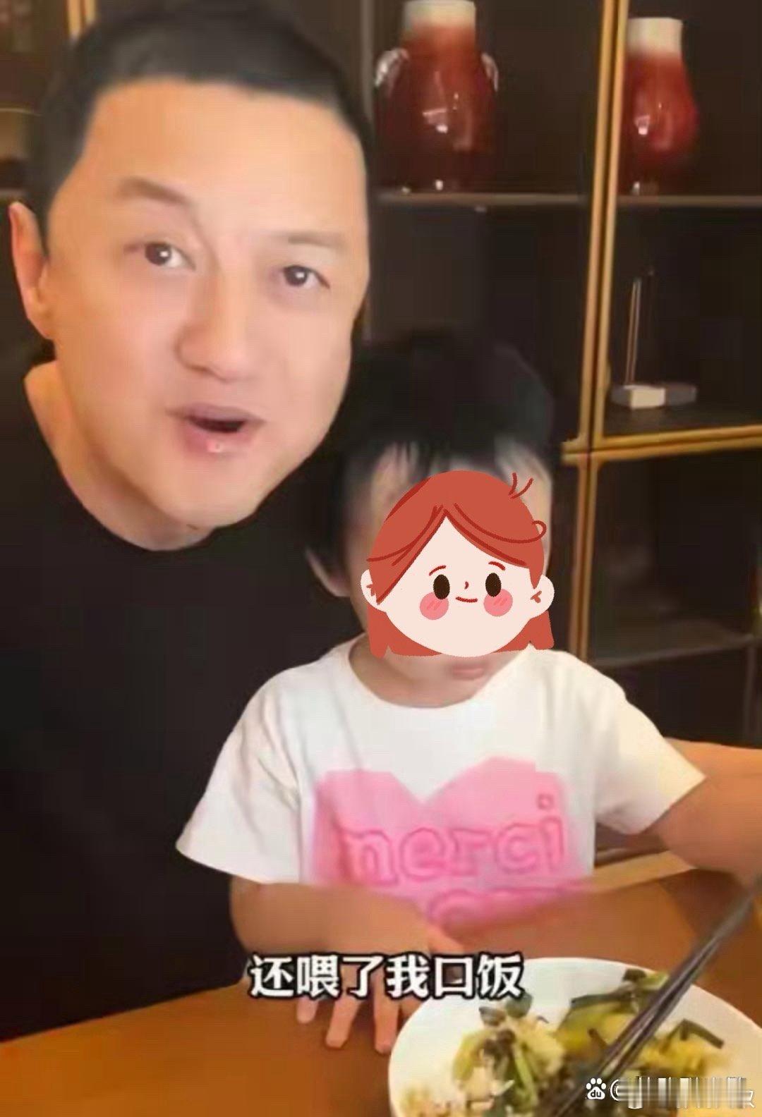 李亚鹏晒女儿2岁，这么小就会用筷子了啊！ ? ​​​
