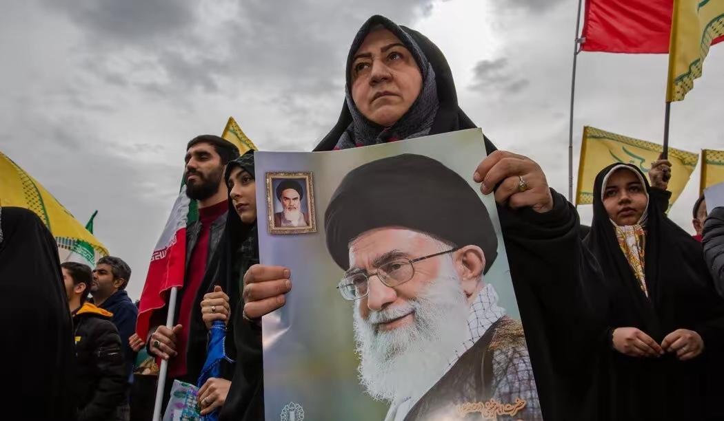 美国空袭伊朗、刺杀高层，以为能吓服伊朗人，结果彻底把全民逼团结了。
不管之前对政