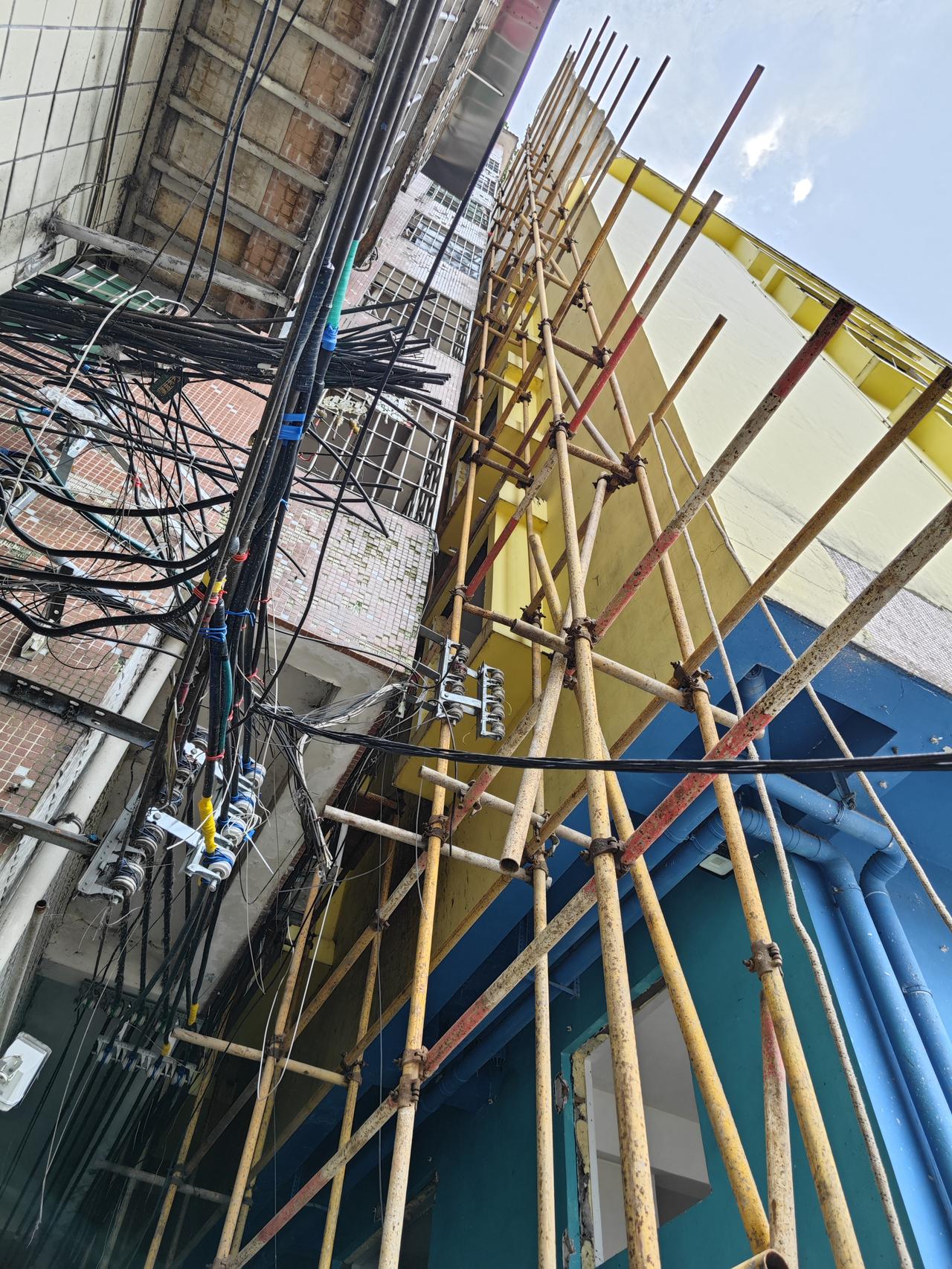 广州市海珠区大塘村，哗啦啦地拆了好多栋楼。大量砖块堆积如山，比人还要高。也不知得