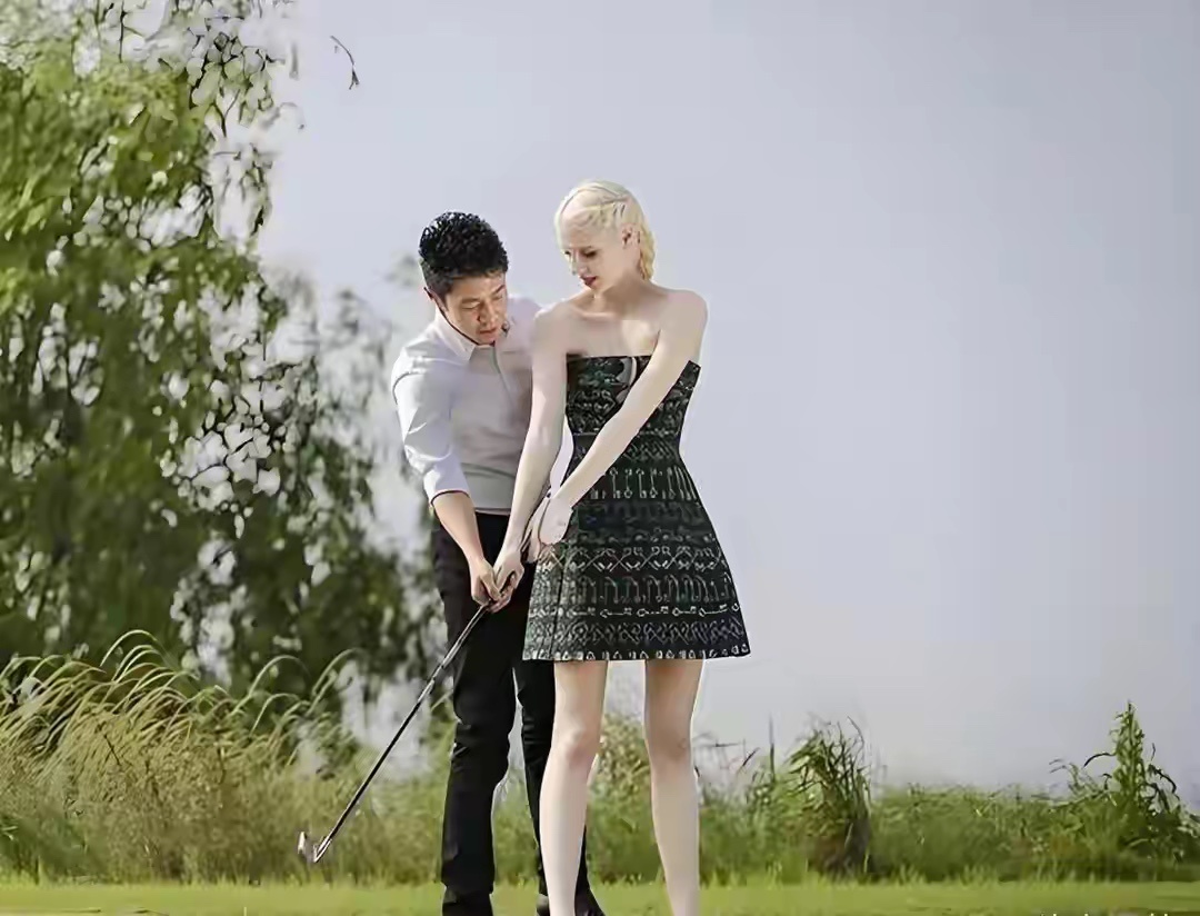 2016年撒贝宁和妻子李白的一张结婚照，感觉李白真的太白了 