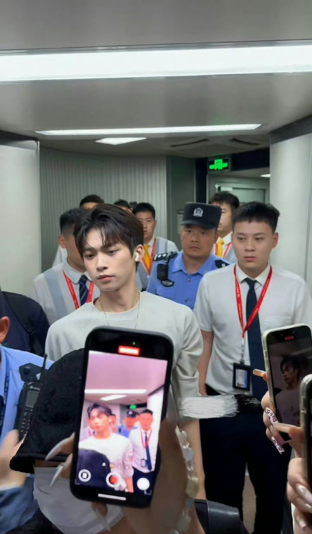 梓渝机场这种冷脸bking风咋那么帅啊！ ​​​