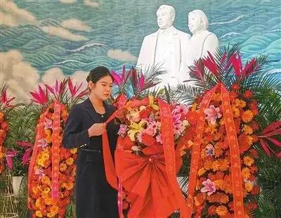 敬爱的周总理把自己的一生、一切都献给了中国人民，献给了国家。他是前无古人，后无来