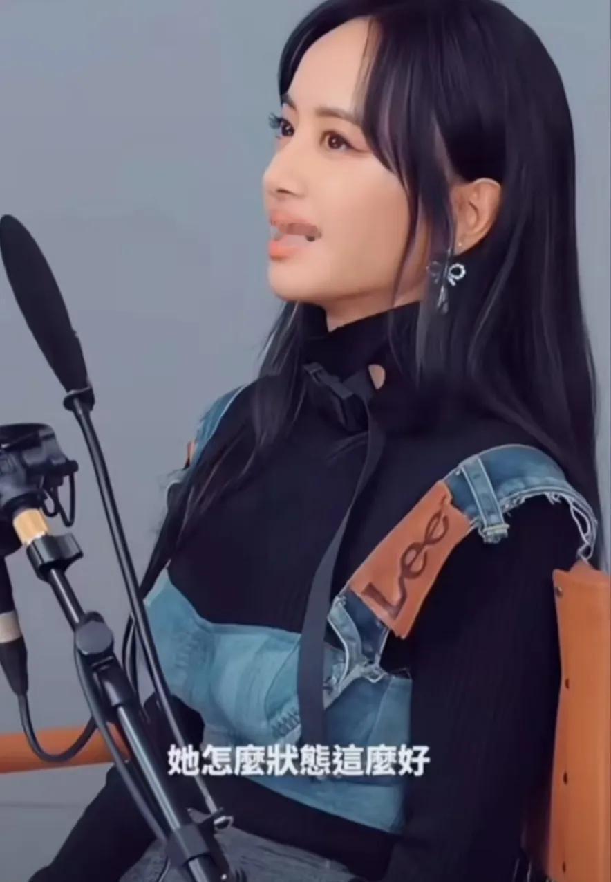 主持人问蔡依林icon：“你的状态为什么这么好？”蔡依林：“因为我每天晚上9点3