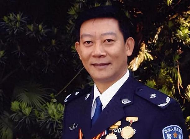 1992年，缉毒警察陈新民露脸参加颁奖仪式时，不幸被毒贩子发现。为了报复，大毒枭