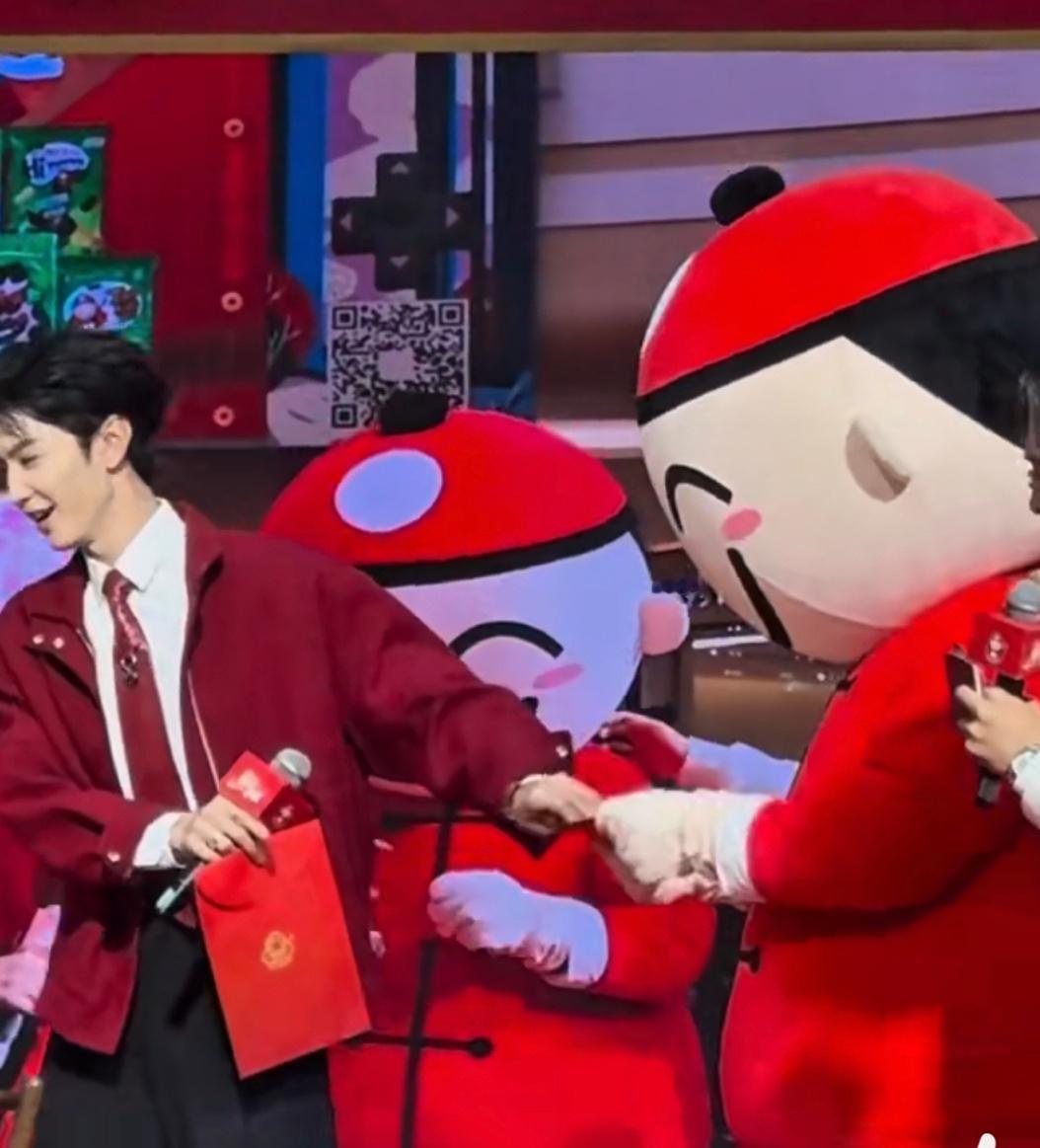 陈哲远演我过年接红包，这一番推脱高兴拿下太熟悉了结果拆到一个空包😂 