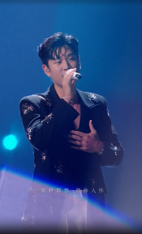 周兴哲一开口，那温柔嗓音就像春风拂面。在节目里唱《永不失联的爱》，从主歌的轻吟到