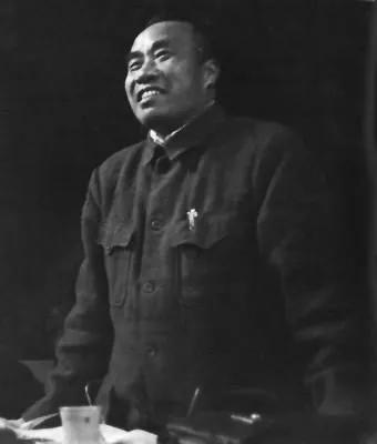 1929年，朱德正和妻子吃饭，突然十几个敌兵破门而入，大喊“谁是朱德”，危急时刻