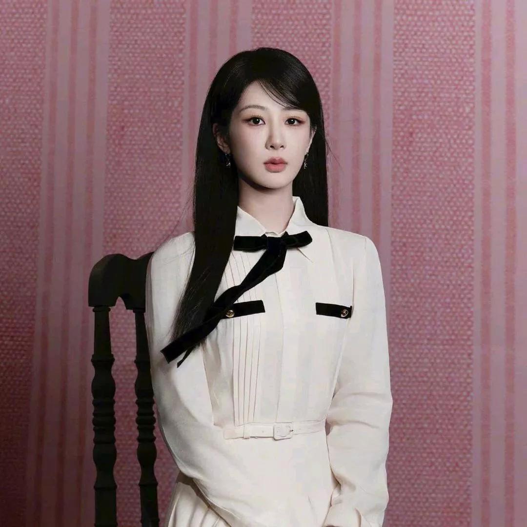 温柔优雅，白色衬衫搭配蝴蝶结，散发知性魅力。