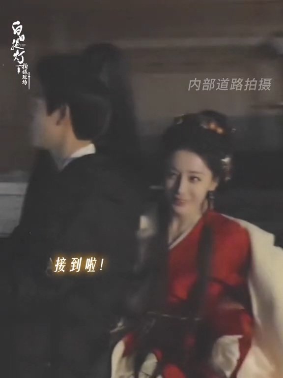 陈飞宇骑电车载迪丽热巴 迪丽热巴陈飞宇古人骑电车《白日提灯》片场花絮，谁懂陈飞宇