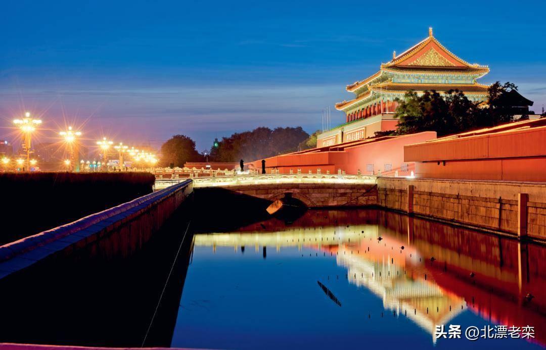 旅游小知识：为什么天安门前和故宫博物院里面的两条河叫金水河。
     游览过天