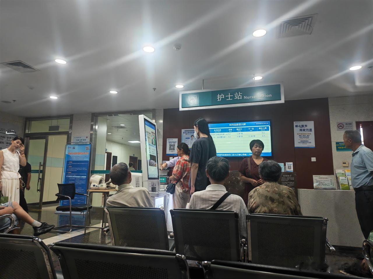 既按挂号顺序，又按签到顺序，签到后挂号顺序在前面的优先。这些都没有问题，只是苦了