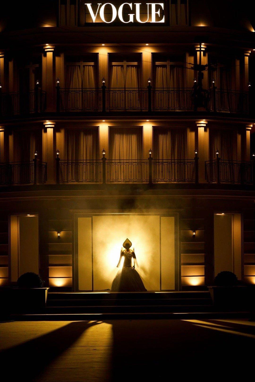 米卡在Vogue盛典的封神造型，一个在气候与潮流的交界焚风而行，内娱唯一将红毯升