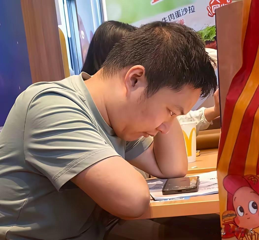 他满脸凶相，却一句脏话都没说

你看过那个视频吗？

一个男的，脸都气变形了，站