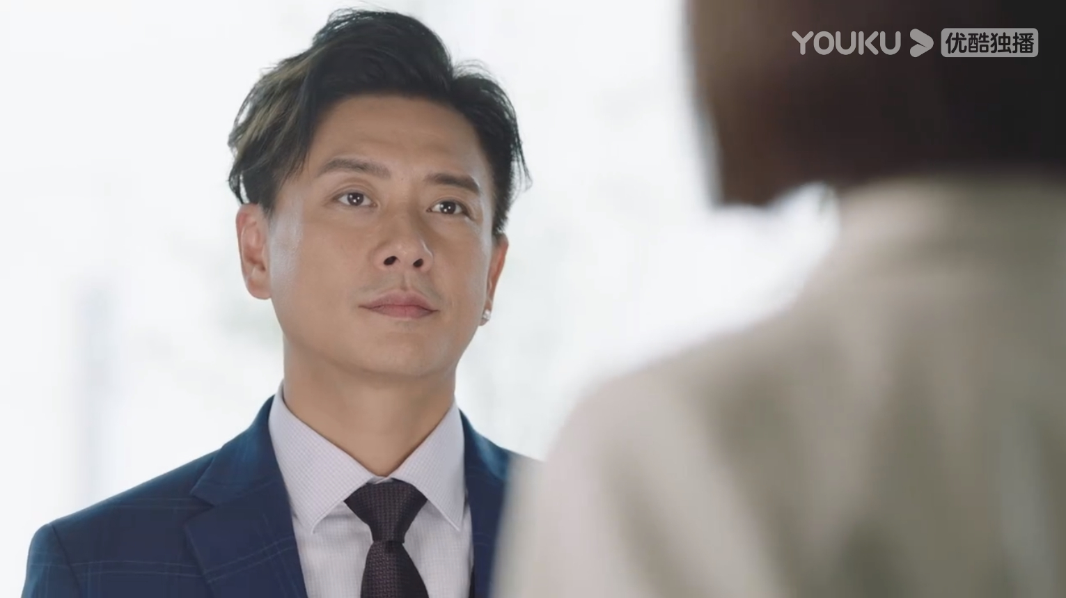 #新闻女王# 客串肯定算不上，黄宗泽在这一季顶天就是一个酱油哥。TVB会玩啊。[