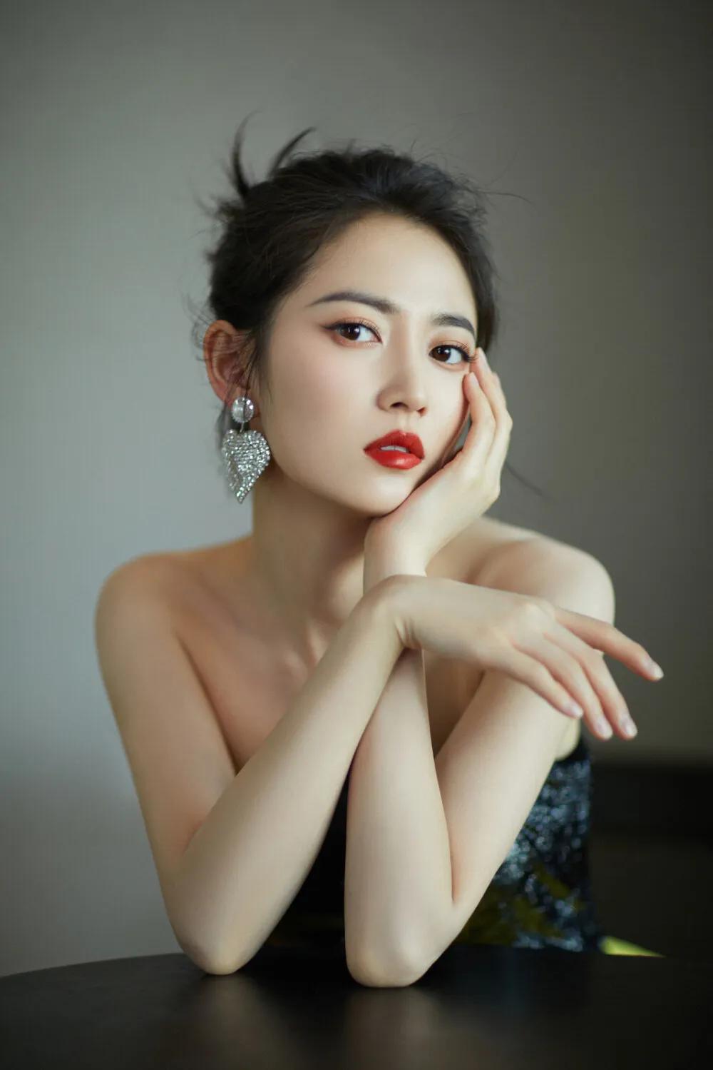 被疯狂喂资源，主演11部剧却依然没火，陈钰琪离开唐嫣会更好吗
陈钰琪曾签约唐嫣工