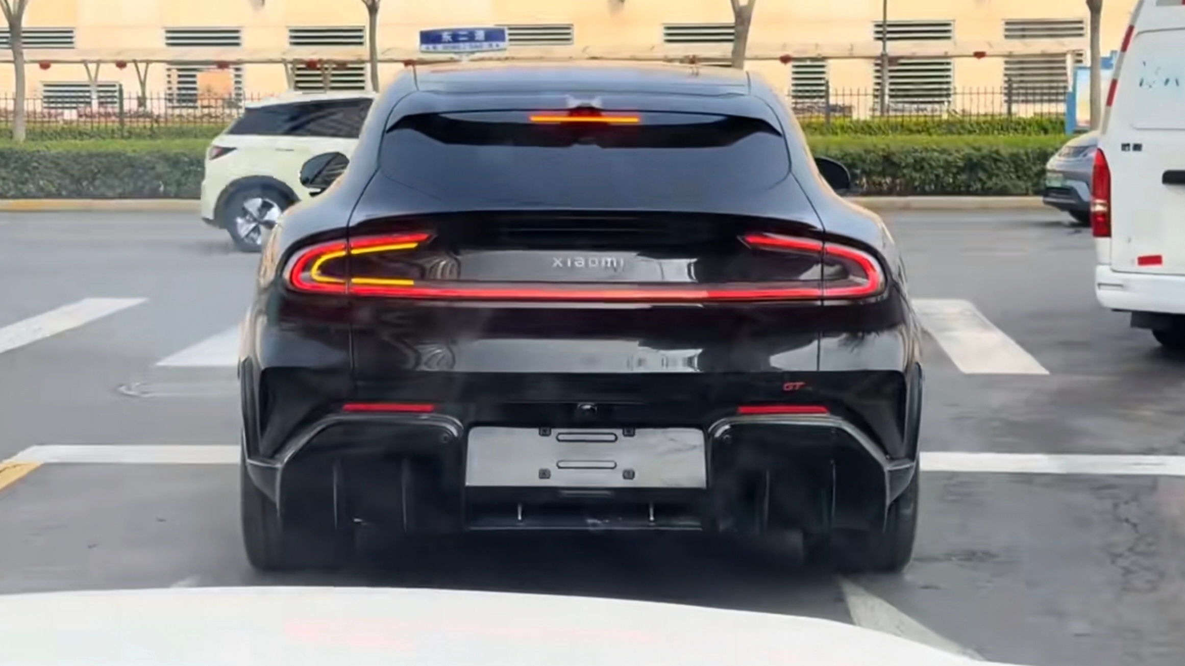 这扩散器、这宽胎宽肩...看着真带劲另外，刹车灯和转向灯全改了 