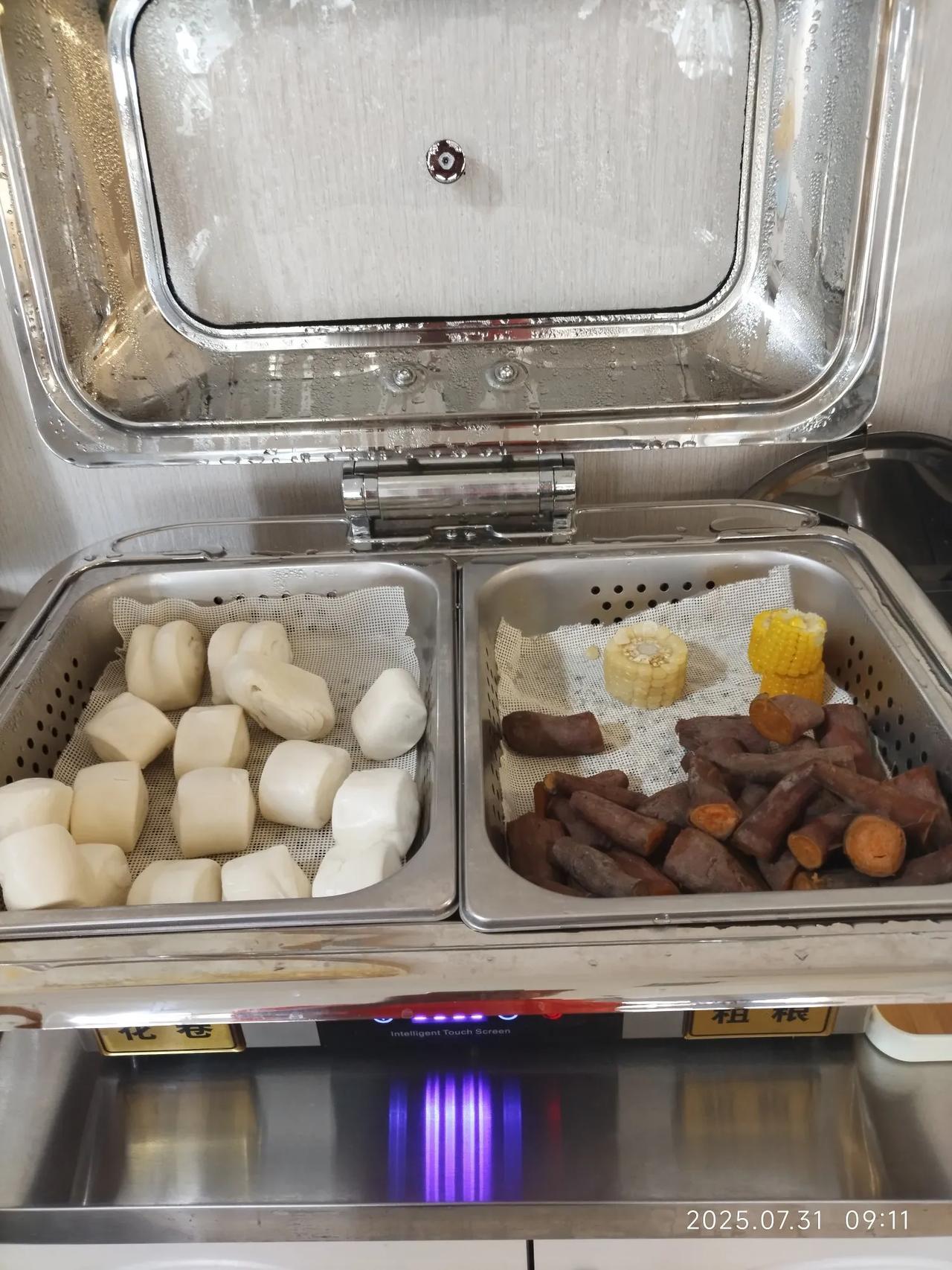 我第一次在体检中心自助吃很丰富的早饭:肉包、菜包、玉米、粥、红薯、鸡蛋、红薯、馒