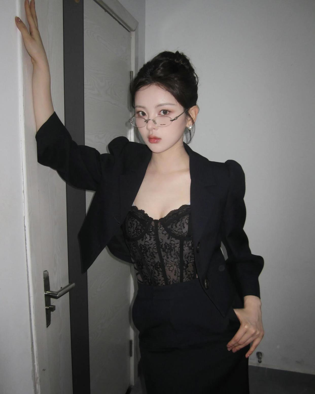 杨超越黑色蕾丝内衣展现性感魅力