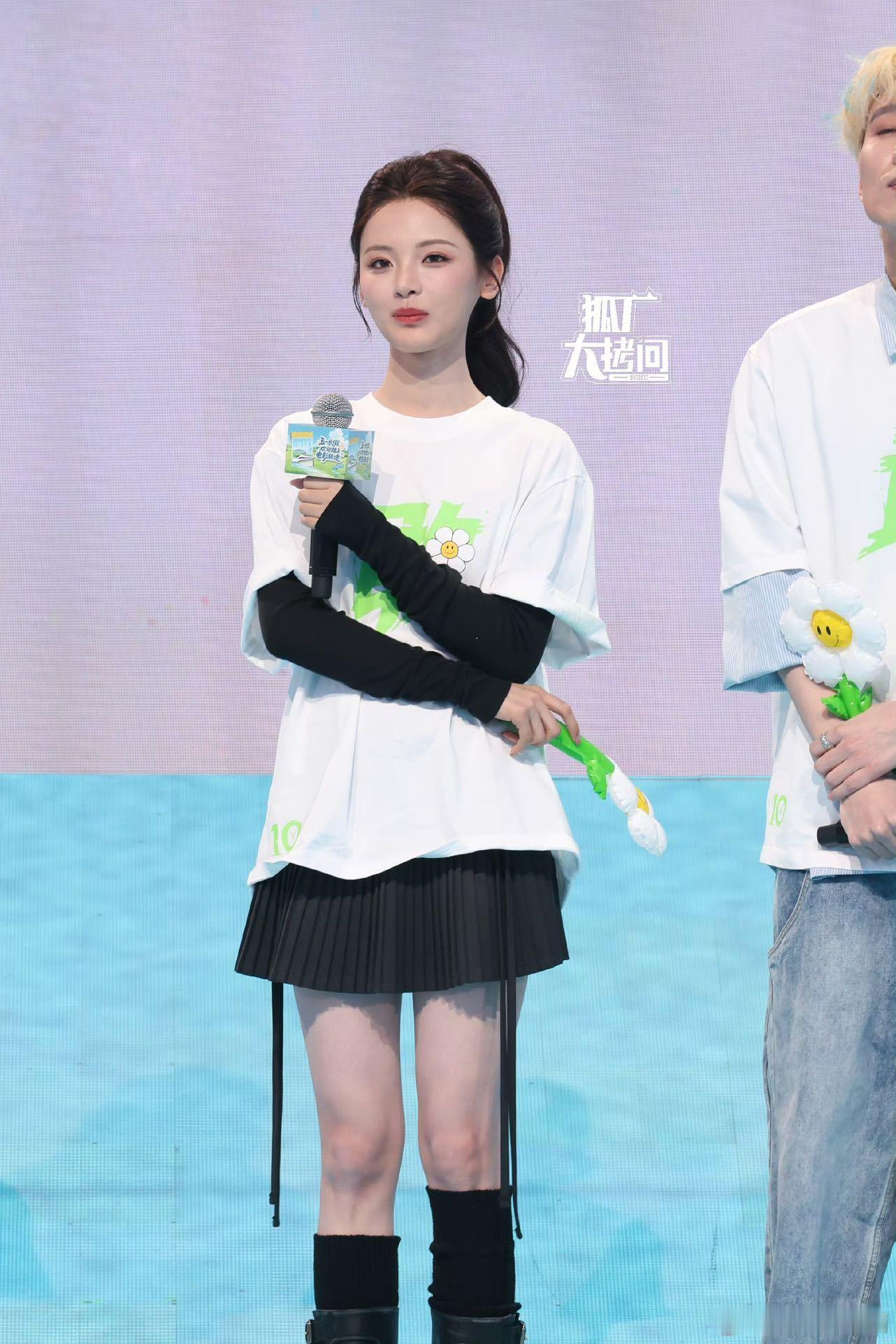 杨超越好完美的一颗头 电影《10间敢死队》现场，杨超越头小脸小比例超绝，轮廓流畅