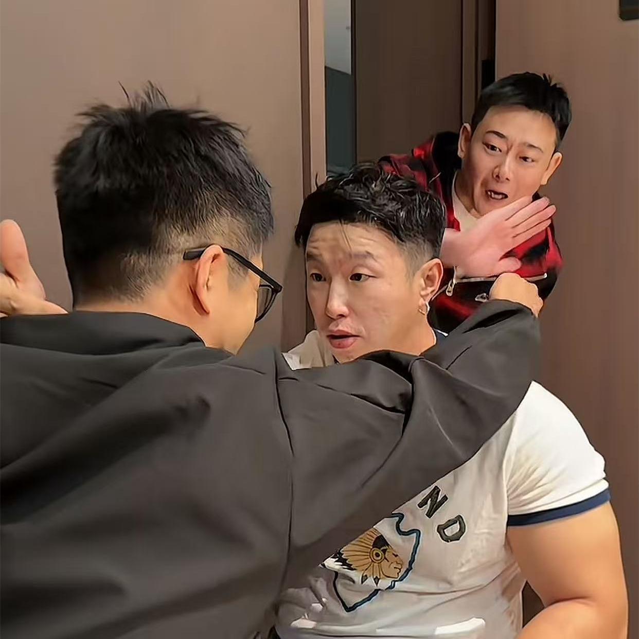 烧饼被栾云平背后偷袭，这几巴掌打的真叫过瘾！男孩子，聚在一起，快乐很简单，也会很