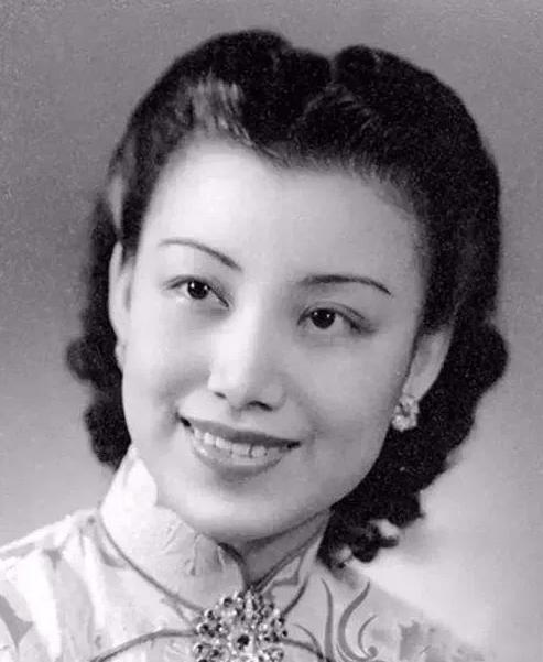 1935年，37岁的张伯驹跟朋友到天香阁吃酒，相中20岁的妓女，老板娘却说：“这