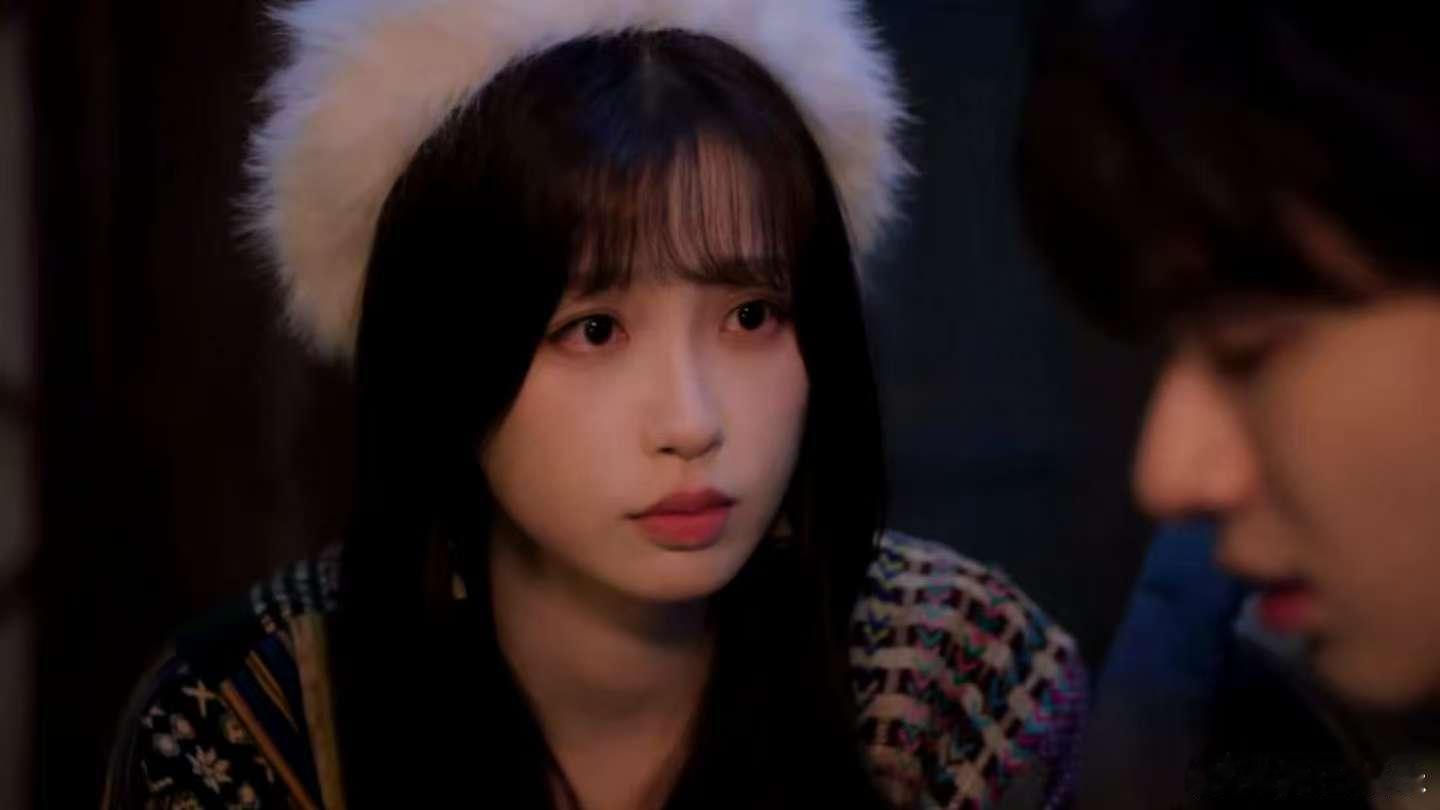 虞书欣眼眶红红不像演的 谁懂！看 新剧，男主提及伤心往事时，她眼眶瞬间红透 ，那