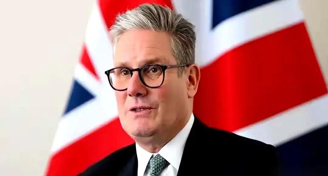 就在刚刚
 
英国首相突然放话称，特朗普那个“乌克兰方案”，不是美国自己点头就算