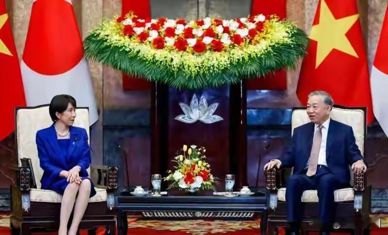 日本首相高市早苗访问越南，可以说是全程高光时刻，看得出来，两国领导人谈的很好，过