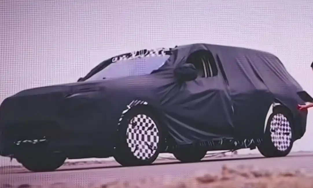 疑似东风与华为的全新品牌“奕境”首款车谍照。之前奕境在品牌发布时提到首款车型会在