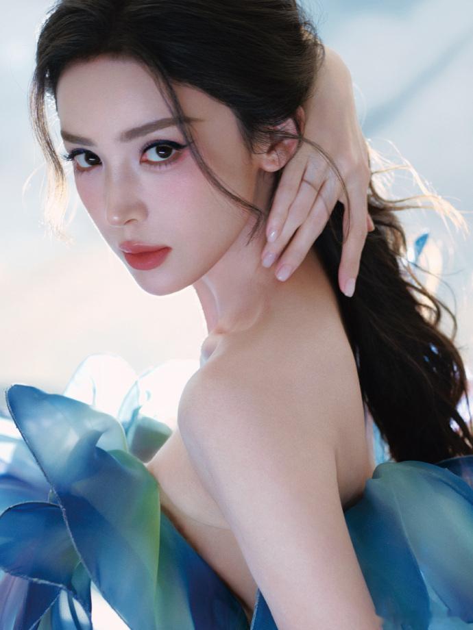 娜扎怼脸美得好惊艳 谁能扛得住娜扎的怼脸杀啊，五官精致得恰到好处，状态饱满松弛，