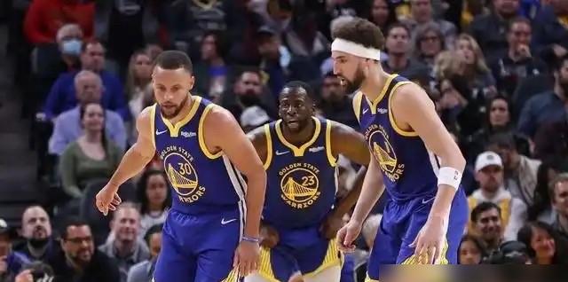 你敢信？
格林季后赛出场比库里还多3场！
这组数据撕开勇士王朝的“隐藏剧本”  