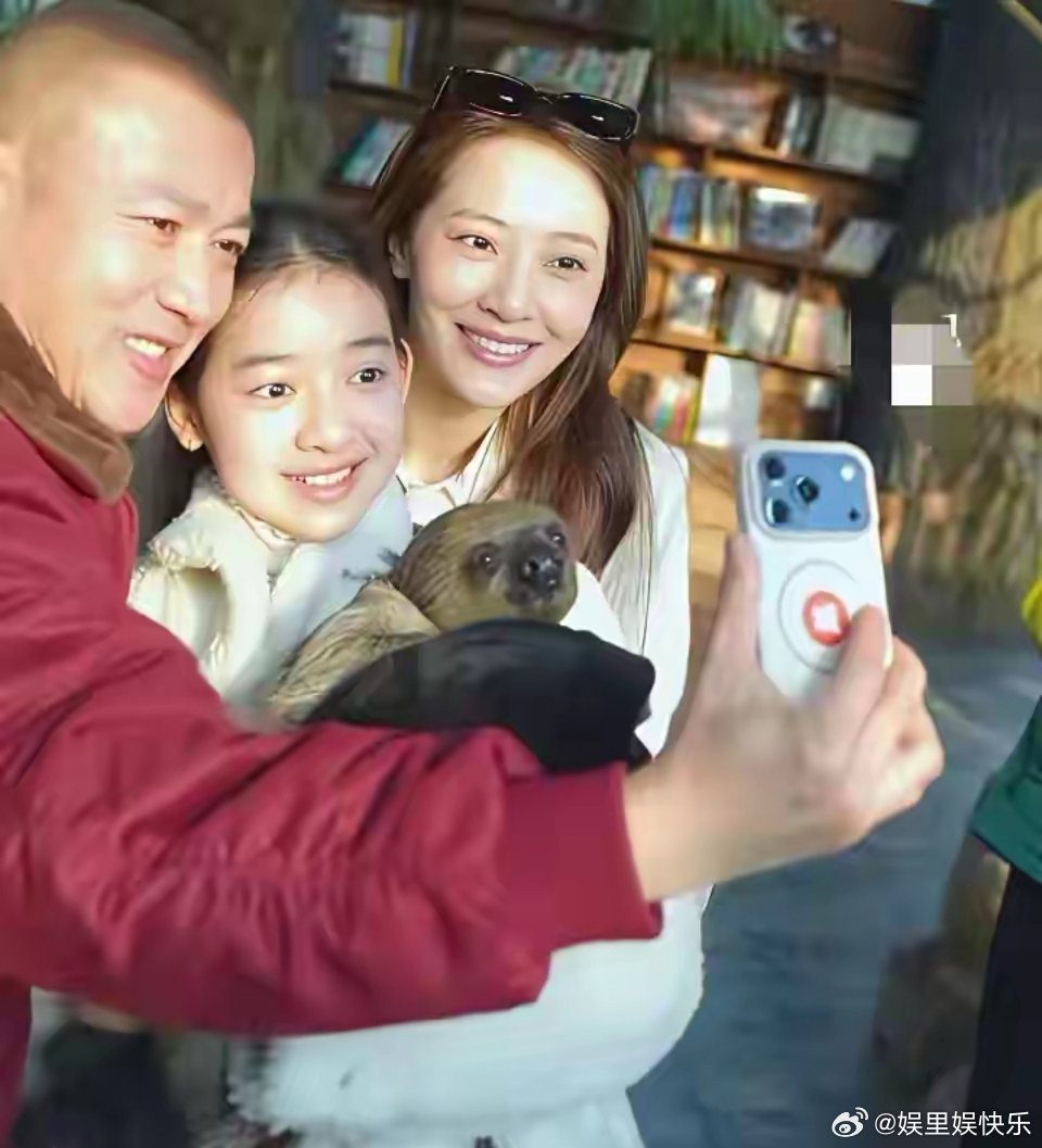 聂远老婆这么年轻的？原来明星去旅游也拍游客照 