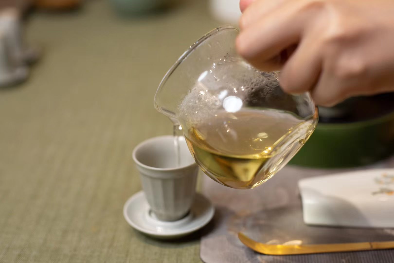 品茶赏器交友  养生从不用刻意强求，选对时间、喝对茶饮，日常的小习惯，就是最好的