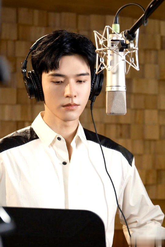 #龚俊唱歌的眼神好坚定##龚俊双手叉腰录歌# ​龚俊是真正的勇士 ​​​