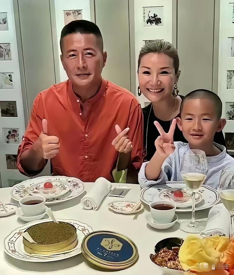 61岁高曙光的豪门婚姻：温柔清醒，双向成全
 
61岁的高曙光，活成了娱乐圈二婚