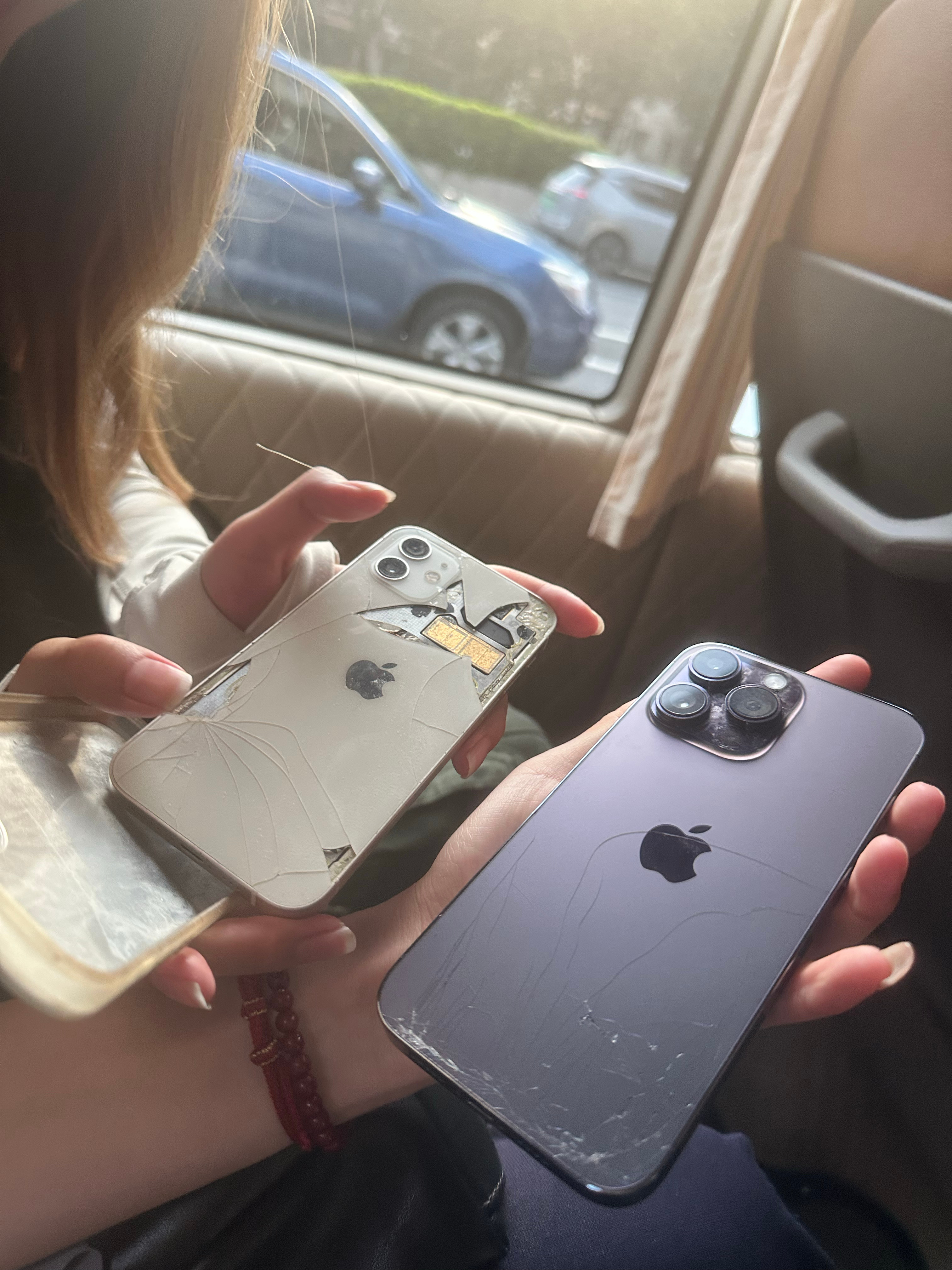 在车上 我给zqd 看我的手机 然后有以下对话：我：我真的我手机特别吓人我给你看