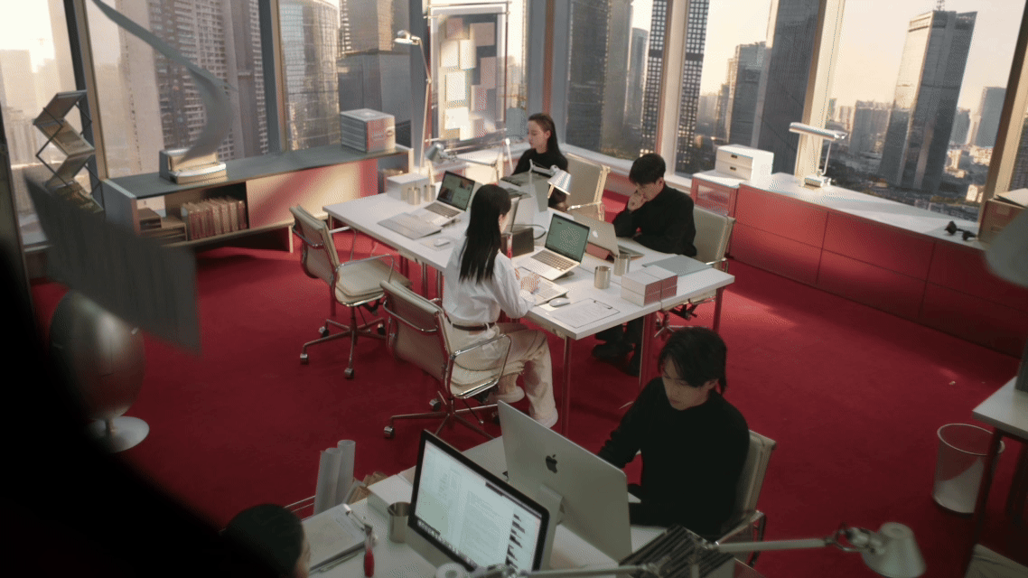 杨紫允许自己绕个弯 枫林、城市、雪山、片场……的每一段路程都似一场温柔的奔赴。从