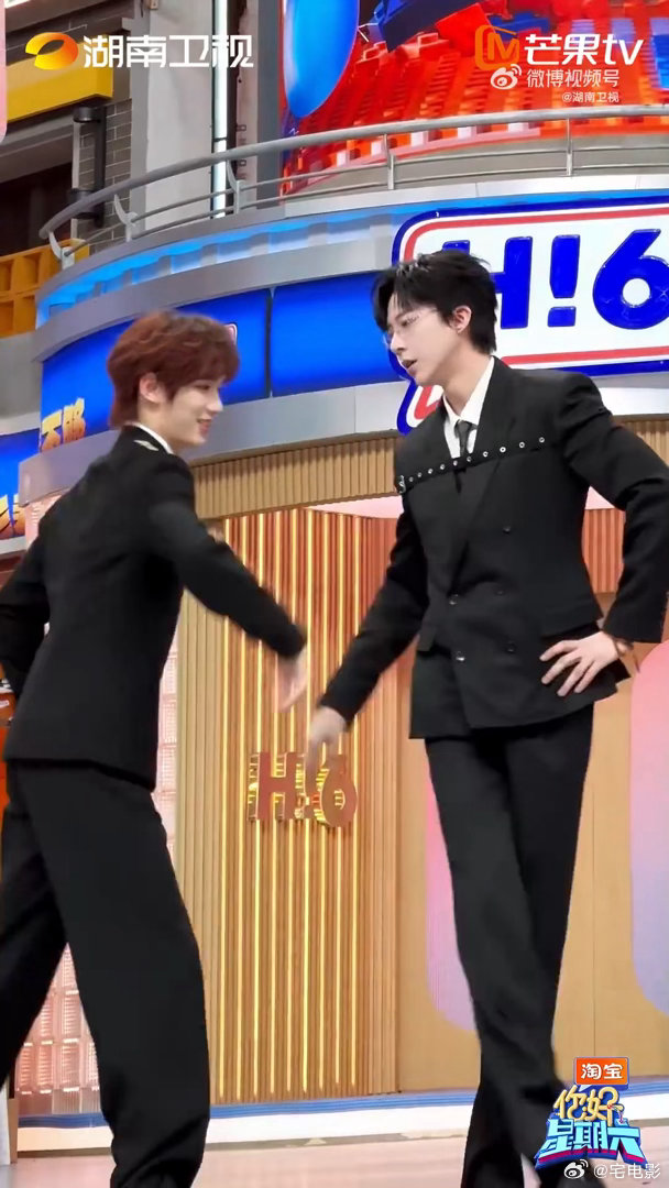 刘宇宁丁程鑫好权威的双人舞被刘宇宁丁程鑫黑西双人舞硬控你好星期六一静一动全是默契