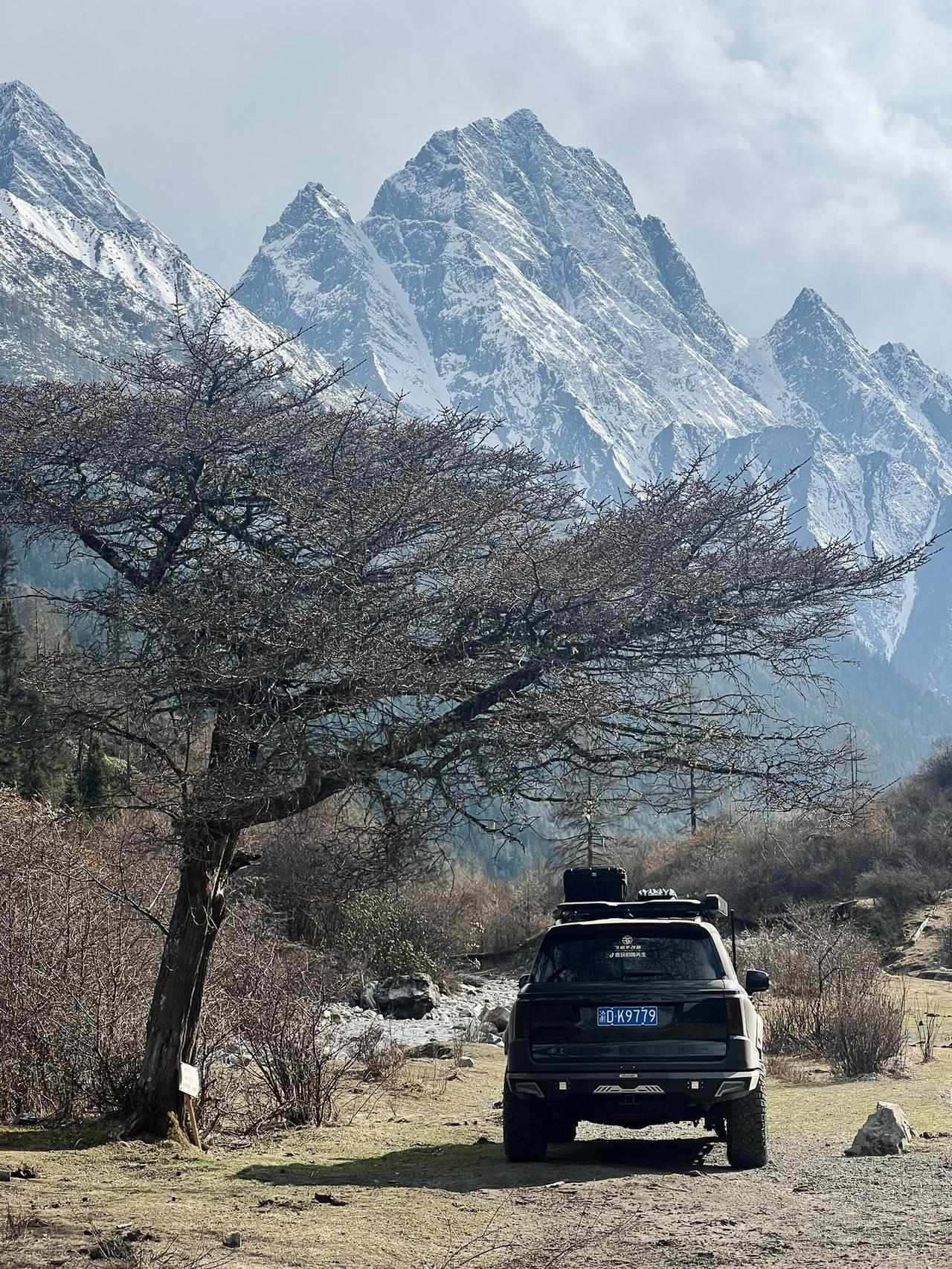 你说为什么大家都对川西这么着迷呢. 这辈子总要去趟川西吧 身体和灵魂总有一个在路