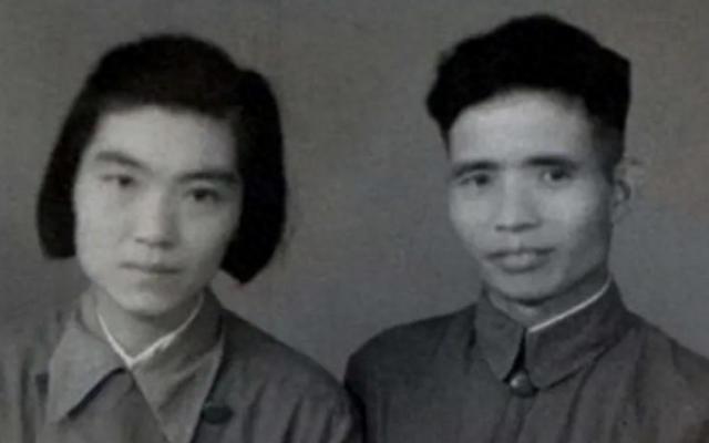 抗战中的1943年，上海姑娘徐寄萍嫁给了在部队负责后勤的普通干部王勋，直到7年后