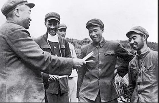 1967年的一天，成都军区副政委刘结挺刚到办公室，成都军区司令梁兴初中将就气冲冲