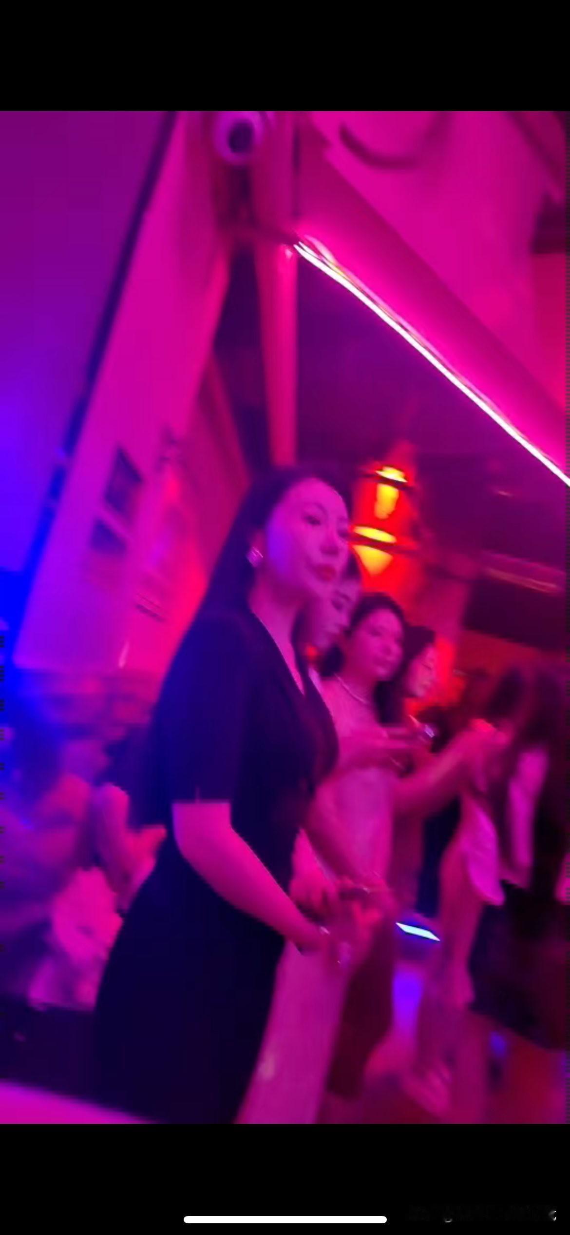 舞厅的魅力，从来不止跳舞
 
在短视频、剧本杀、网红酒馆泛滥的当下，老式大众舞厅
