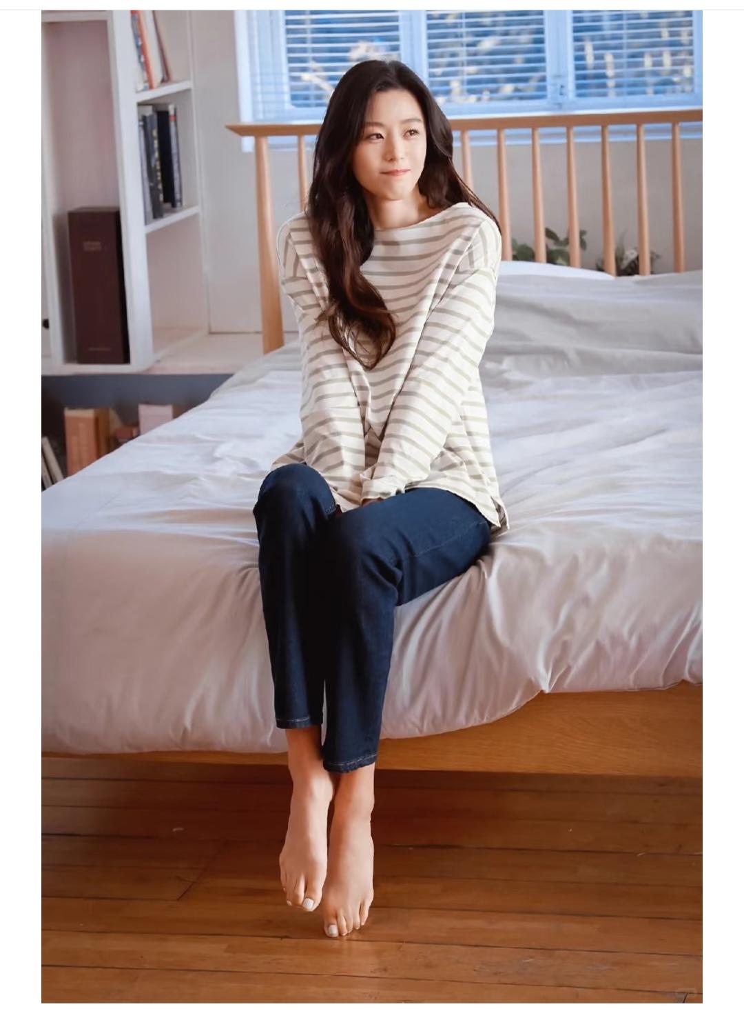 全智贤，脚丫子也不小。