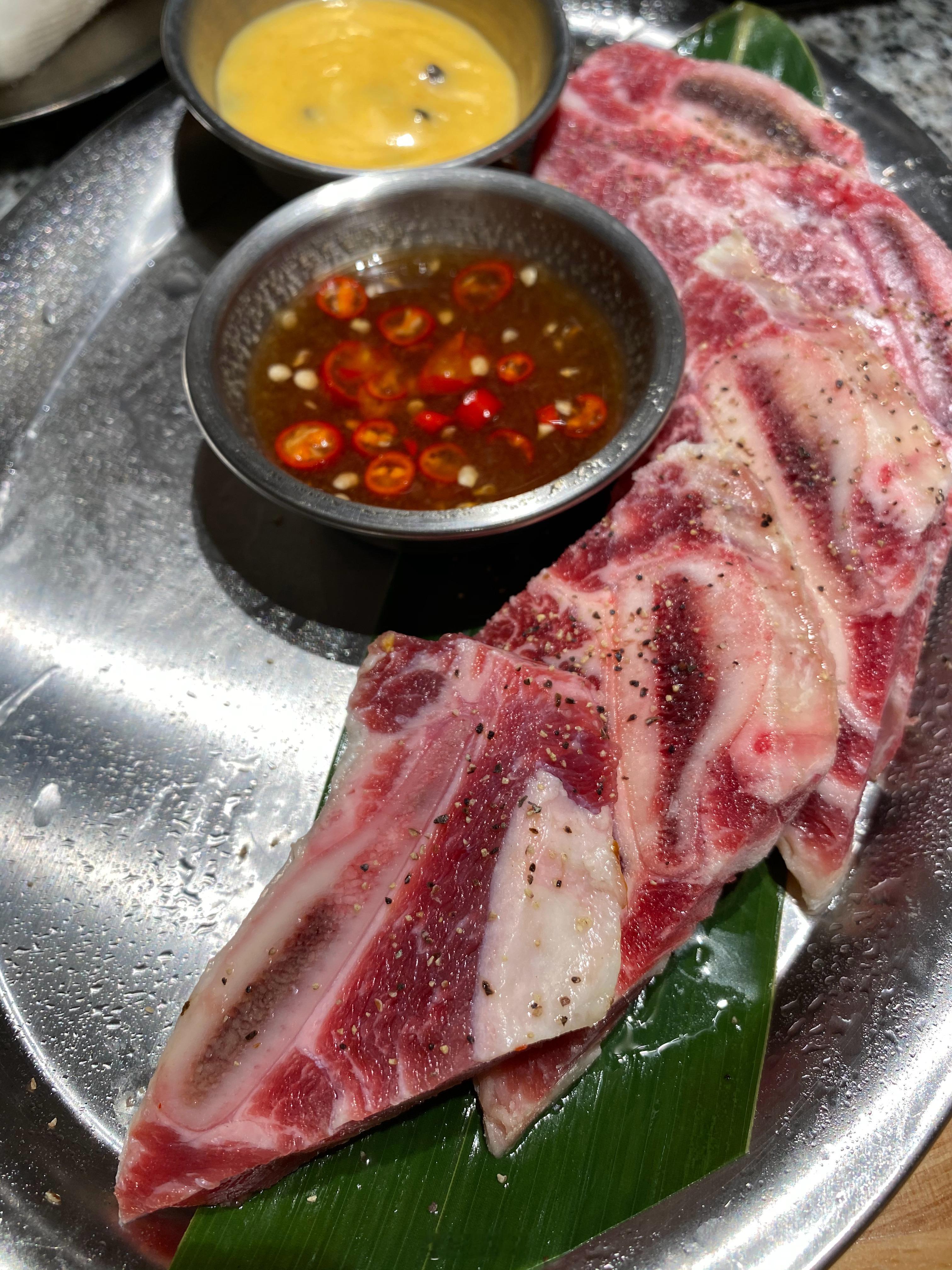在酒拾烤肉中南林业科技大学店吃的。烤肠、鸡排、牛肉粒和冷面，挺好吃。你喜欢吃酒拾