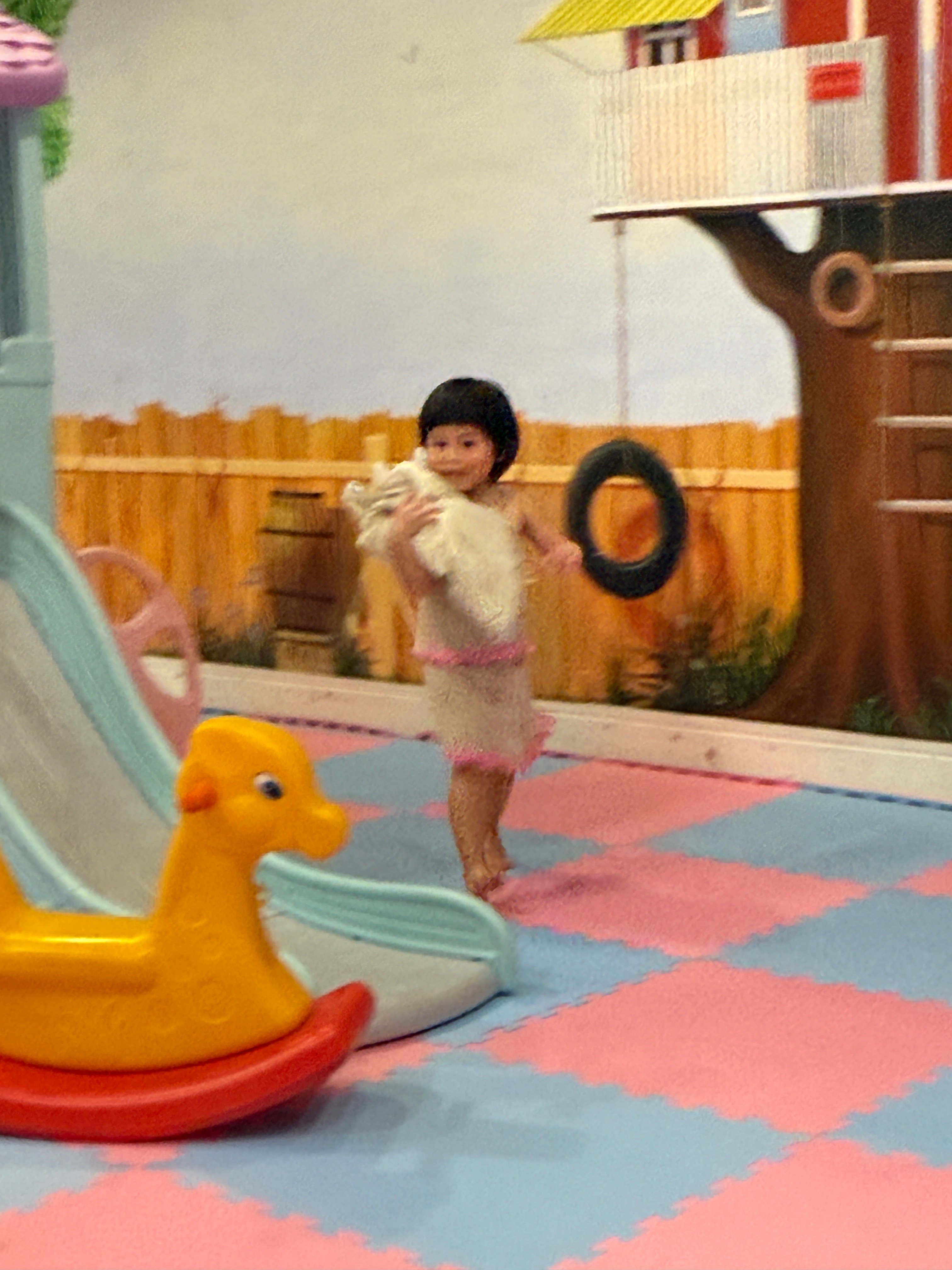 在酒店游乐园交到朋友了，玩的巨开心中途两人抢起了贝贝，我还挺紧张的，结果球宝抢过