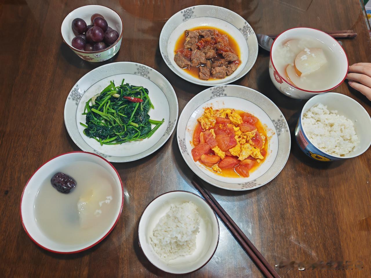 晚餐分享～
周天在盒马超市买的牛肋条一直没吃，昨天晚饭的荤菜就有着落了。

下午
