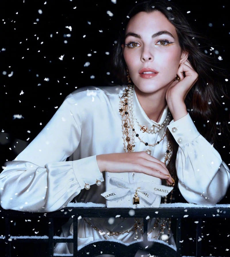 CHANEL  2024 假日彩妆系列广告大片——冬日仙境。该系列设计灵感来自雪