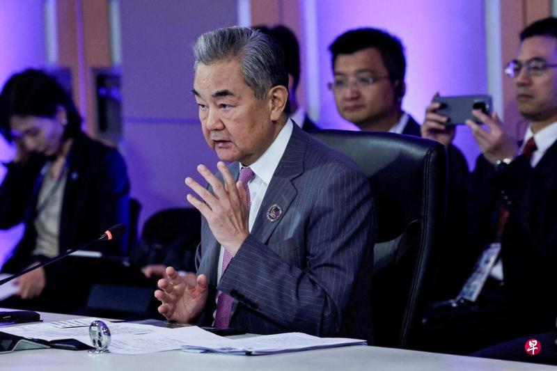 新加坡联合早报7月26日晚报道：“日本外相茂木敏充称在马尼拉与中国外长王毅有‘短