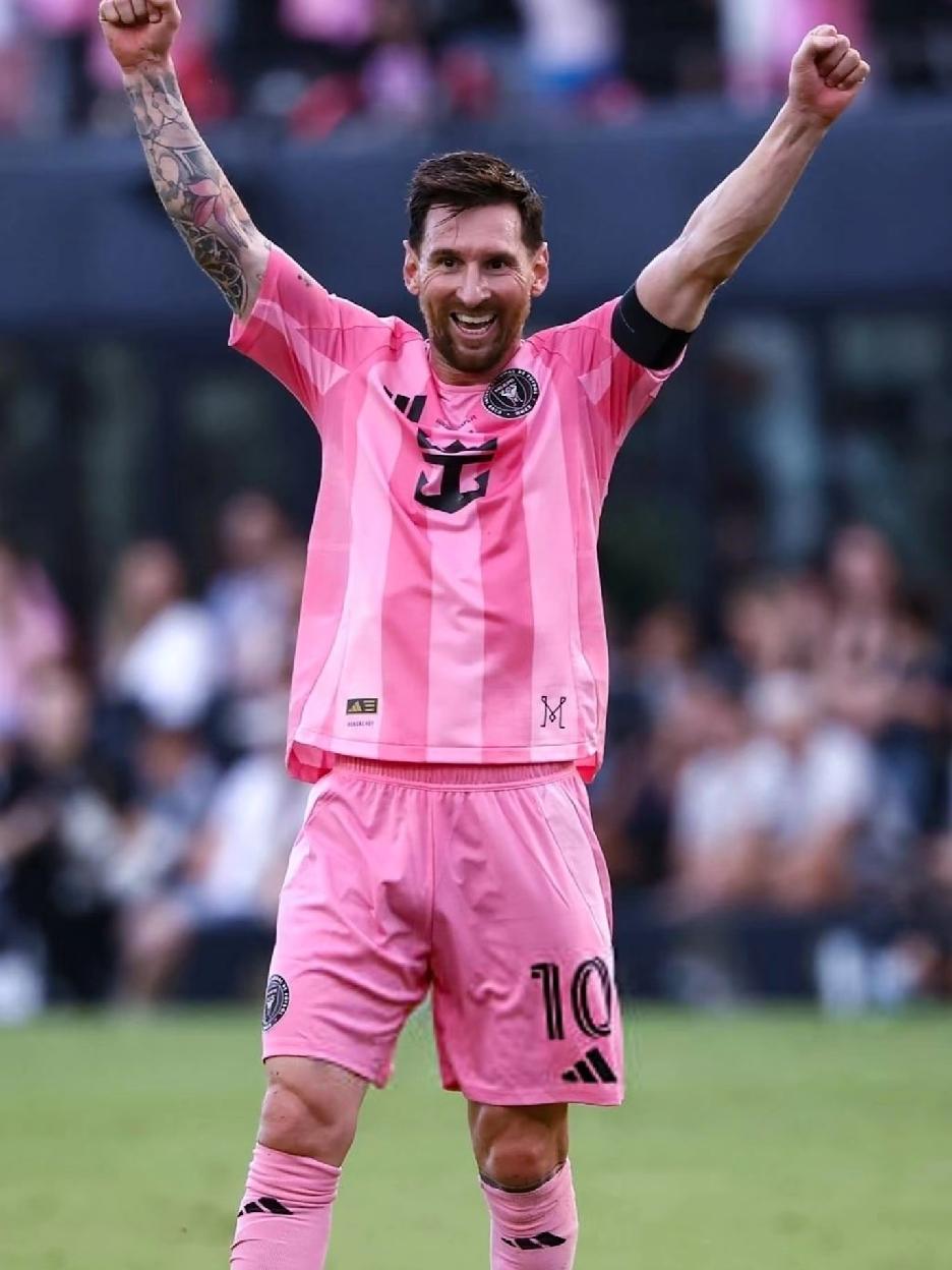 你们最喜欢的球员是谁我偏爱梅西，他盘带灵动、射门精准，更胜在逆境中的坚韧与领导力