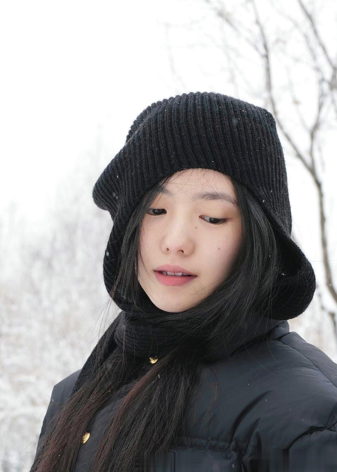 #刘浩存晒雪景照# 刘浩存晒雪景照真的给我美迷糊了，不得不说妹妹真的是好美啊，感